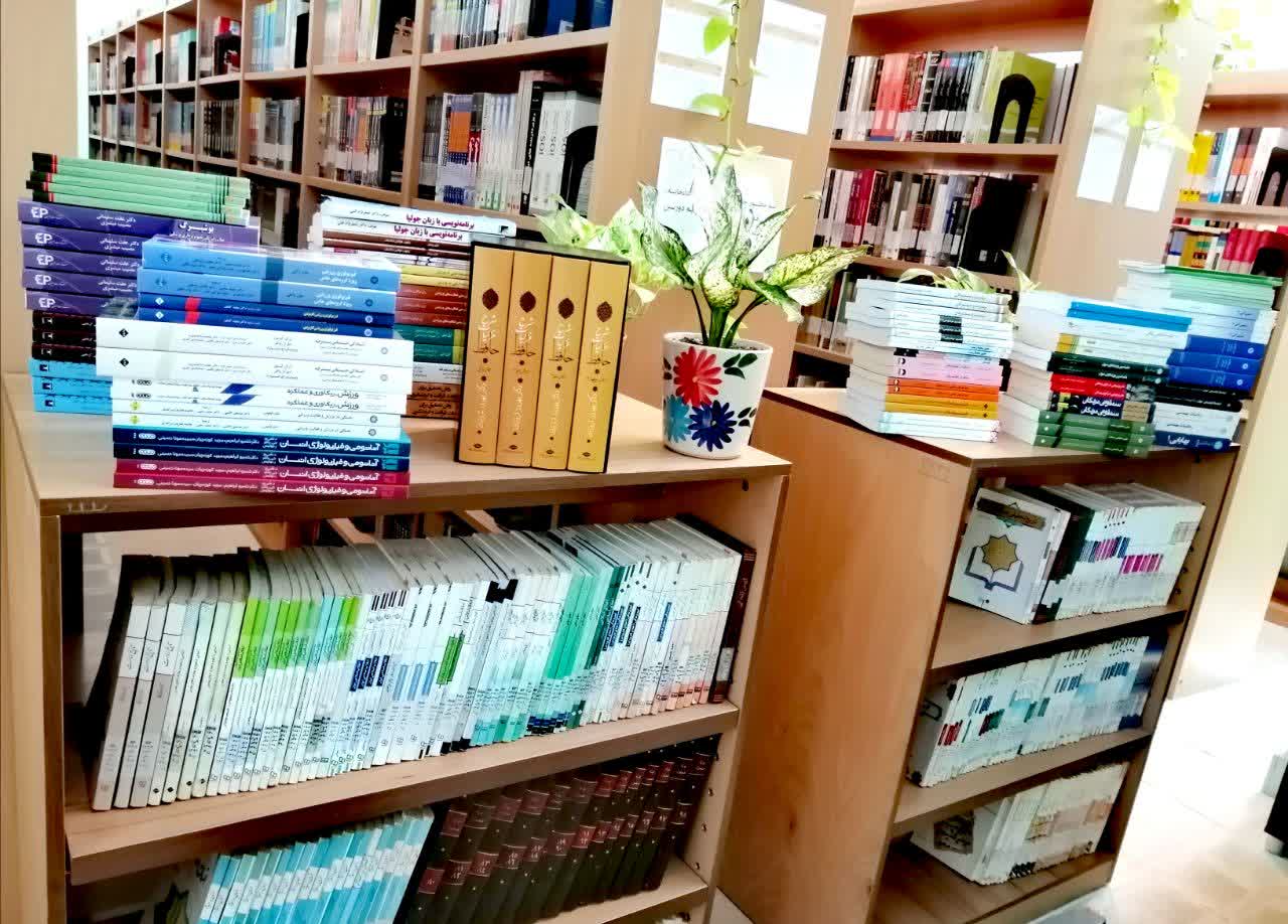 خرید منابع علمی کتابخانه مرکزی از نمایشگاه بین المللی کتاب تهران